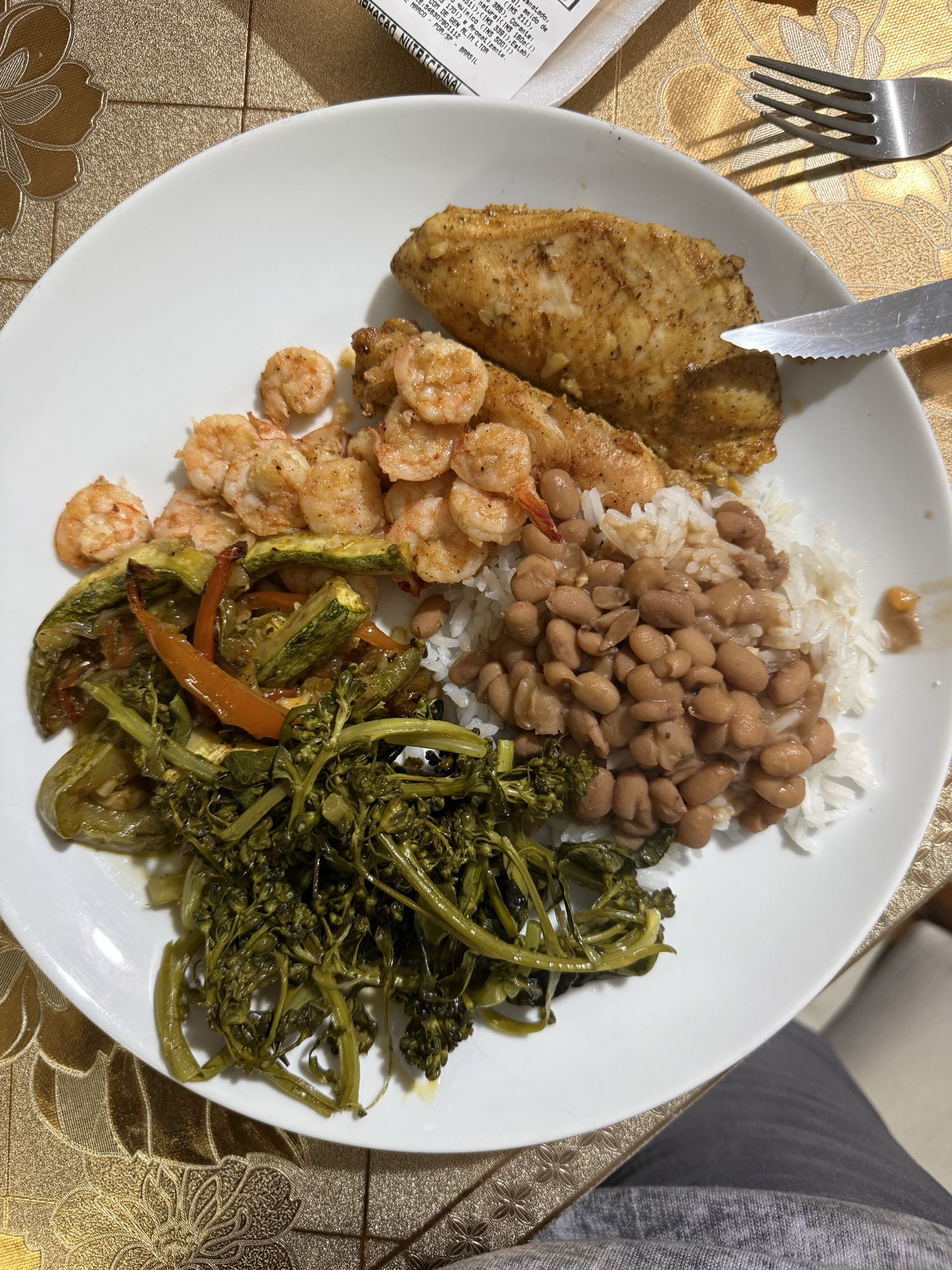 Prato com peixe e camarao