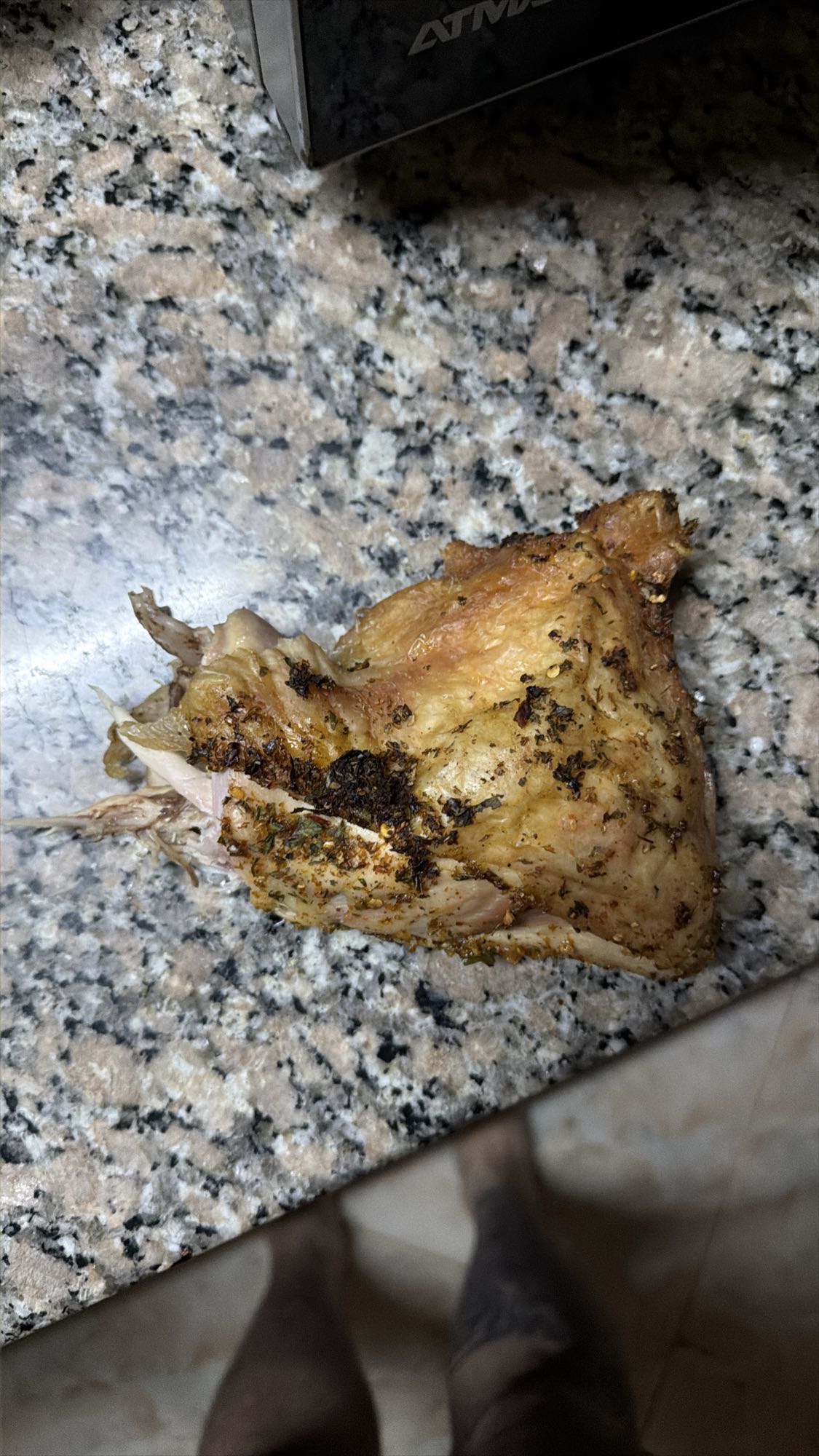 pollo al horno con piel y huesos