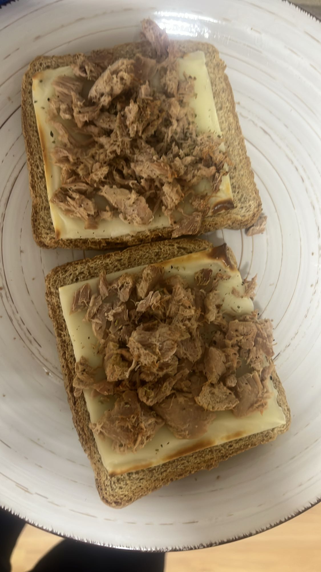 tostadas con atun y queso
