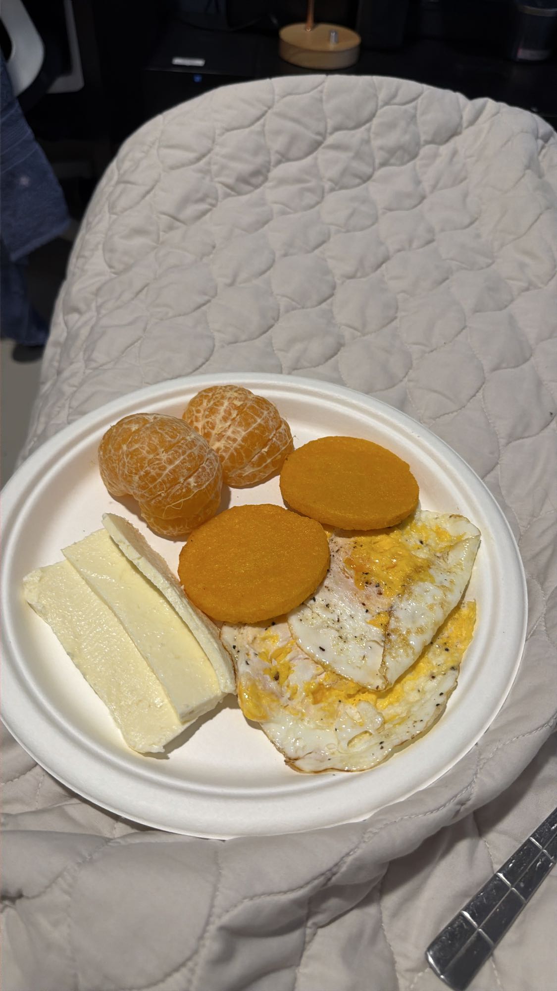 desayuno con huevos, queso molido, tortillas de maíz y mandarina