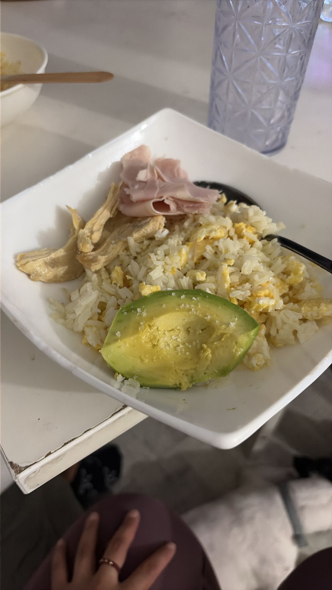 Arroz con huevo y aguacate
