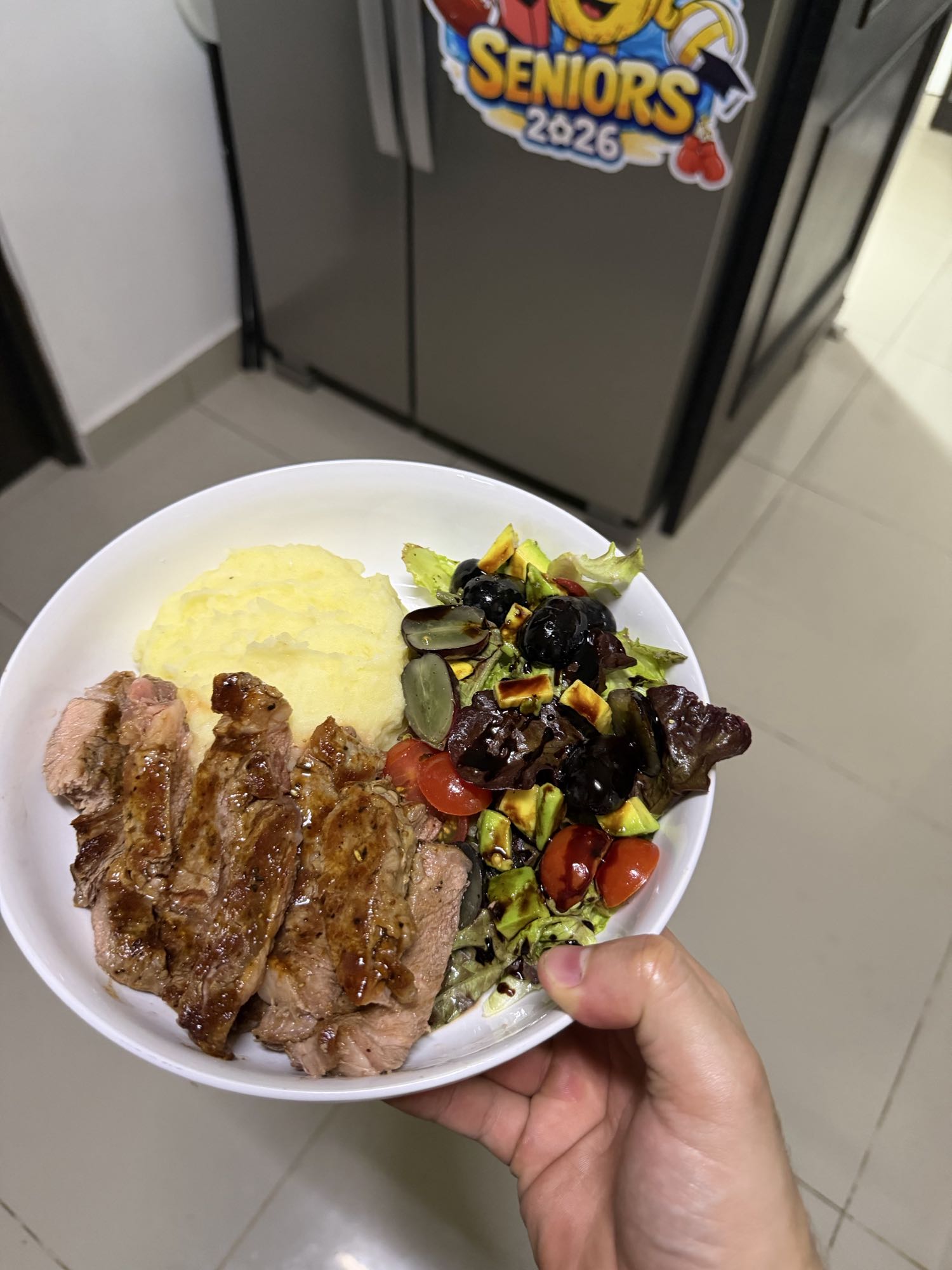 Carne con puré y ensalada
