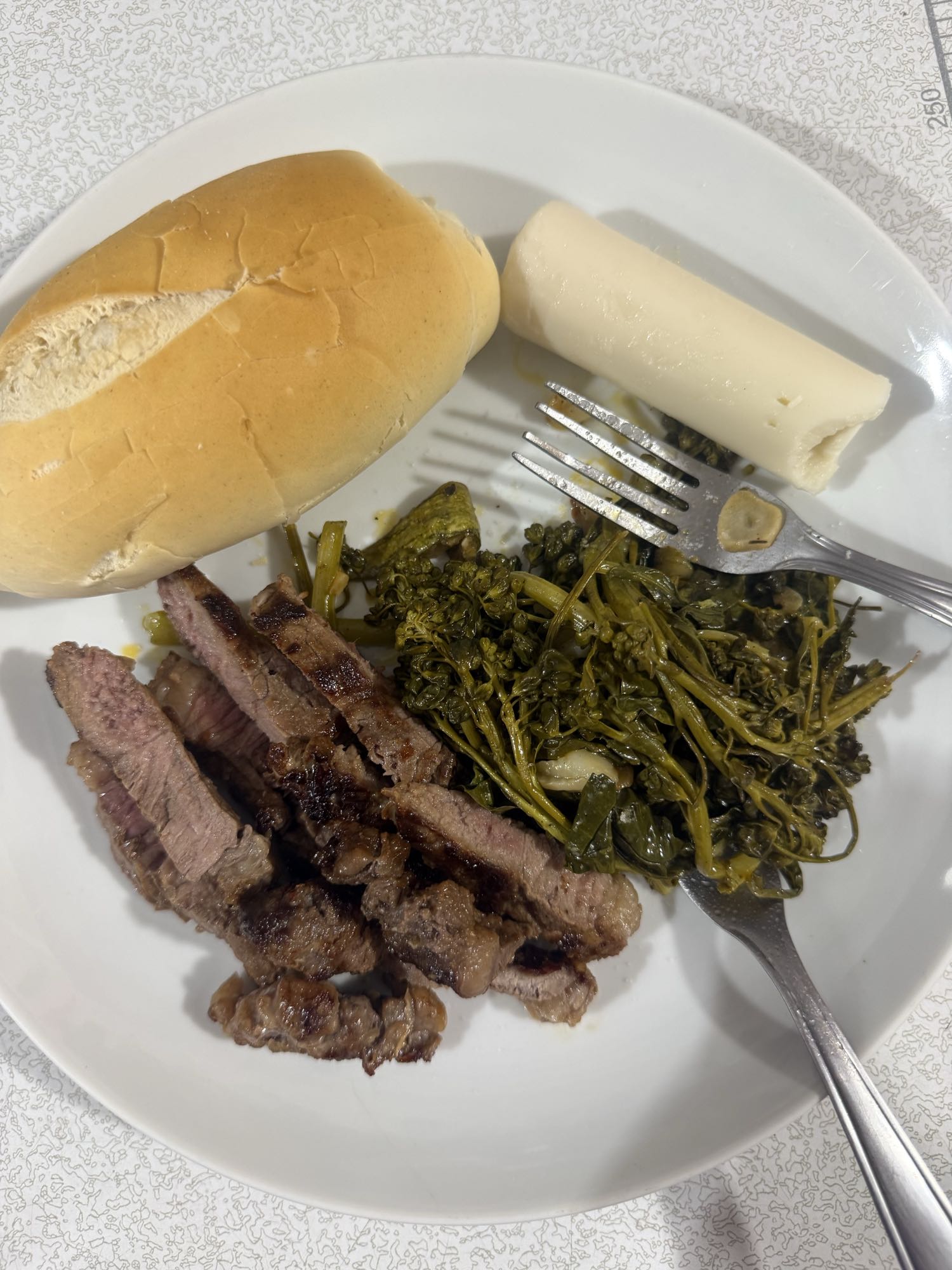 Pão com carne e legumes