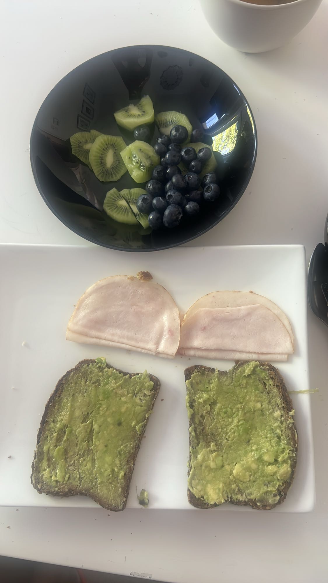 Avocadotoast mit Obst