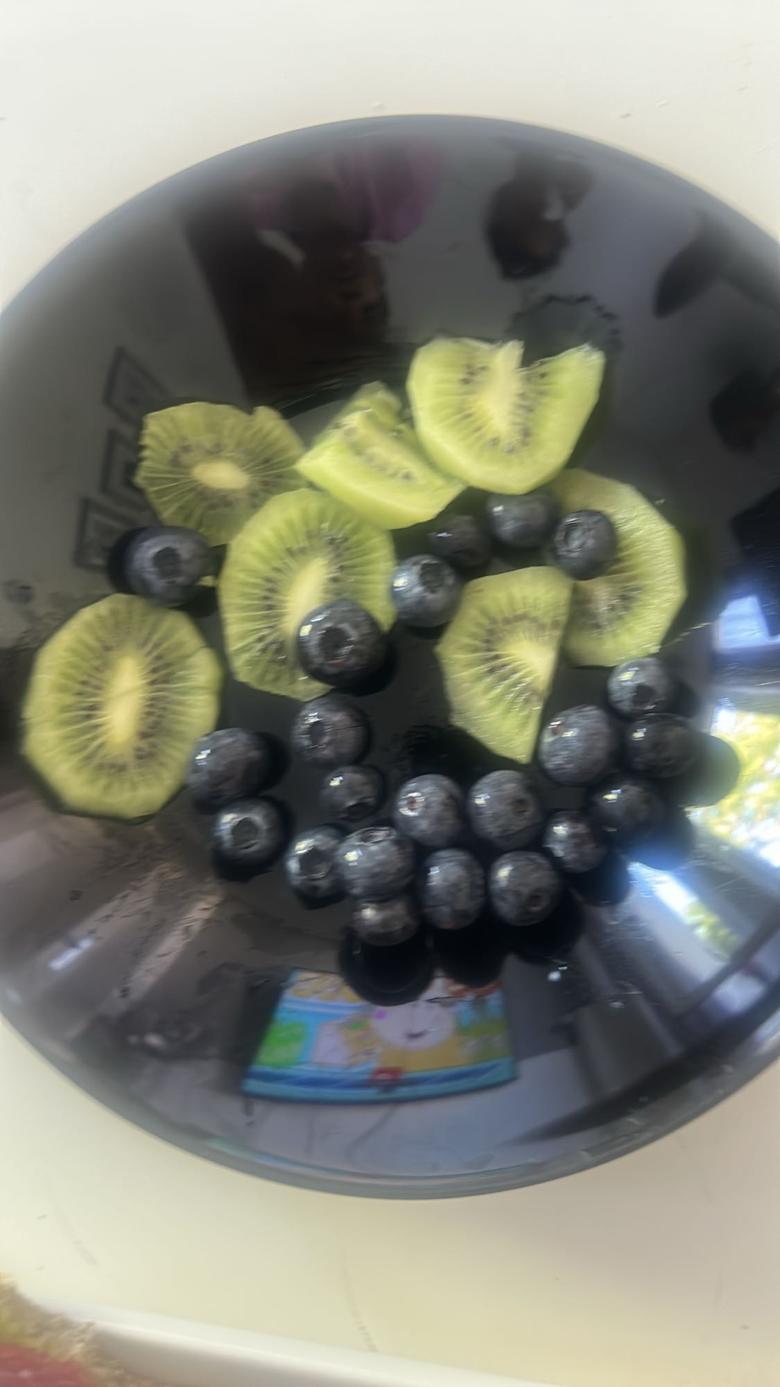 Kiwi mit Blaubeeren