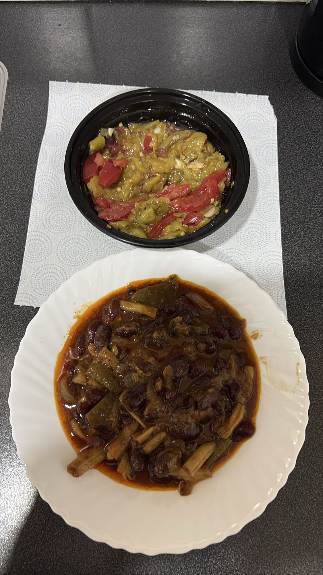Bønnegryte med salat
