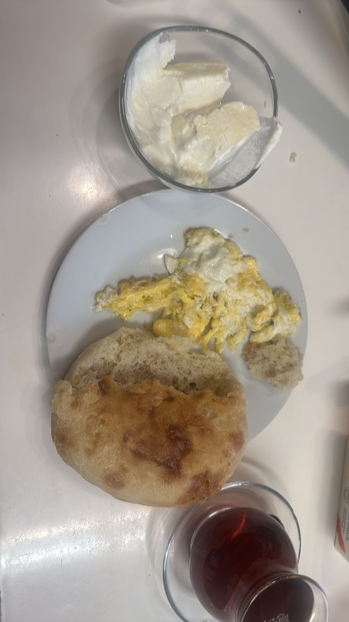 Bröd med ägg och yoghurt
