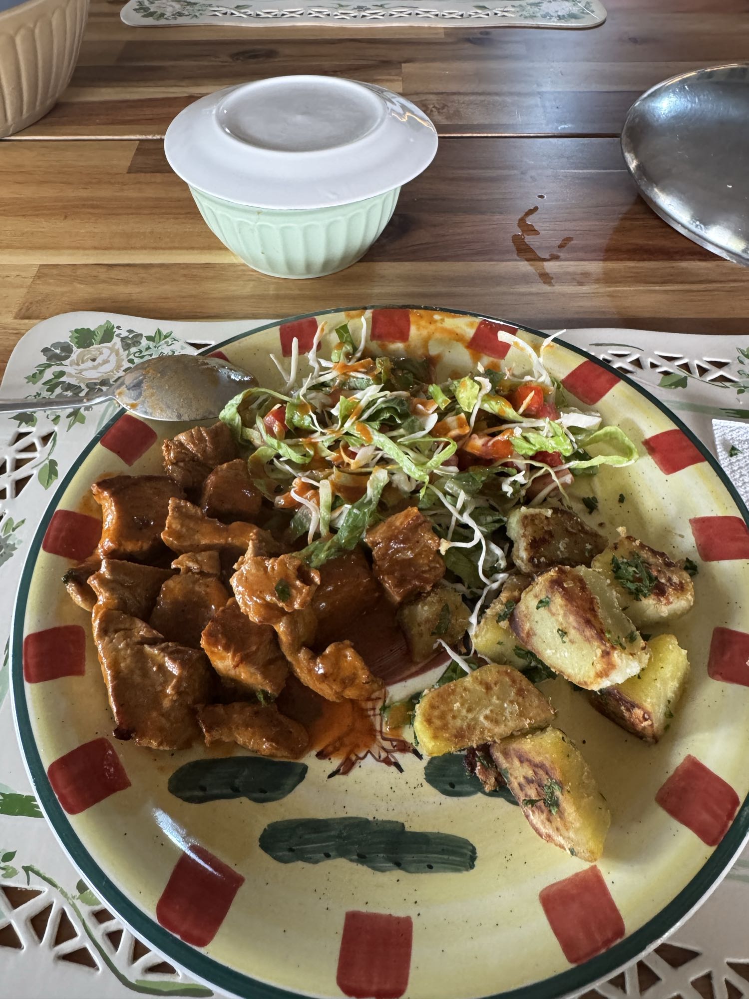 cerdo con ensalada y papa