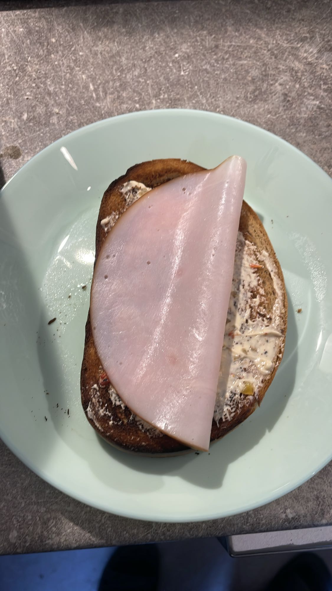 Rostat bröd med kalkonpålägg, philadelphiaost och paprika