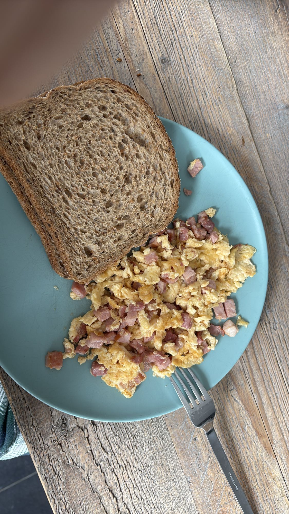 Roerei met spek en brood