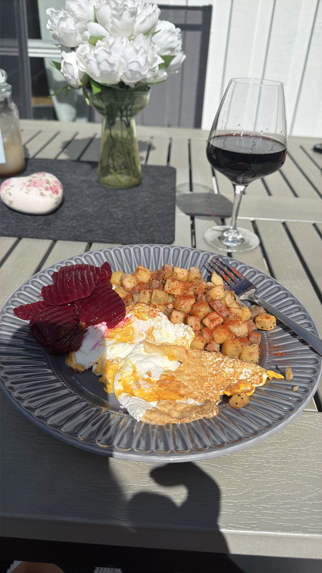 Stekta ägg med rödbetor