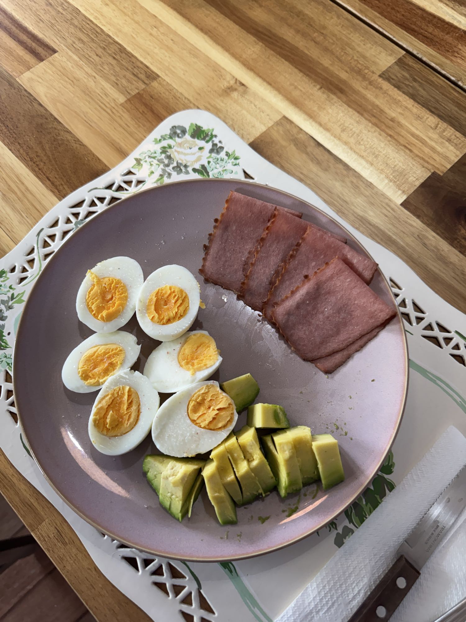 huevos con jamón y aguacate