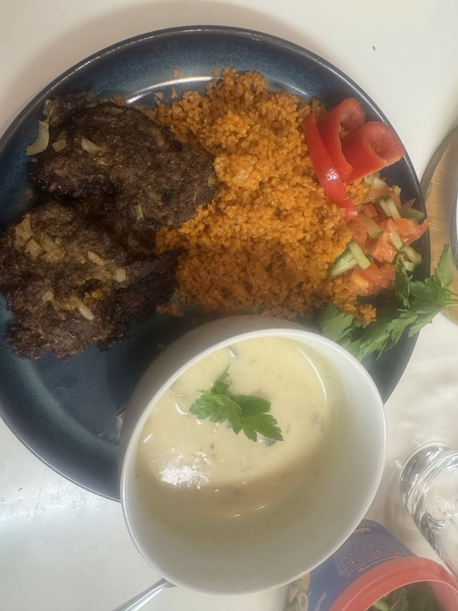 Köfte med bulgur och soppa
