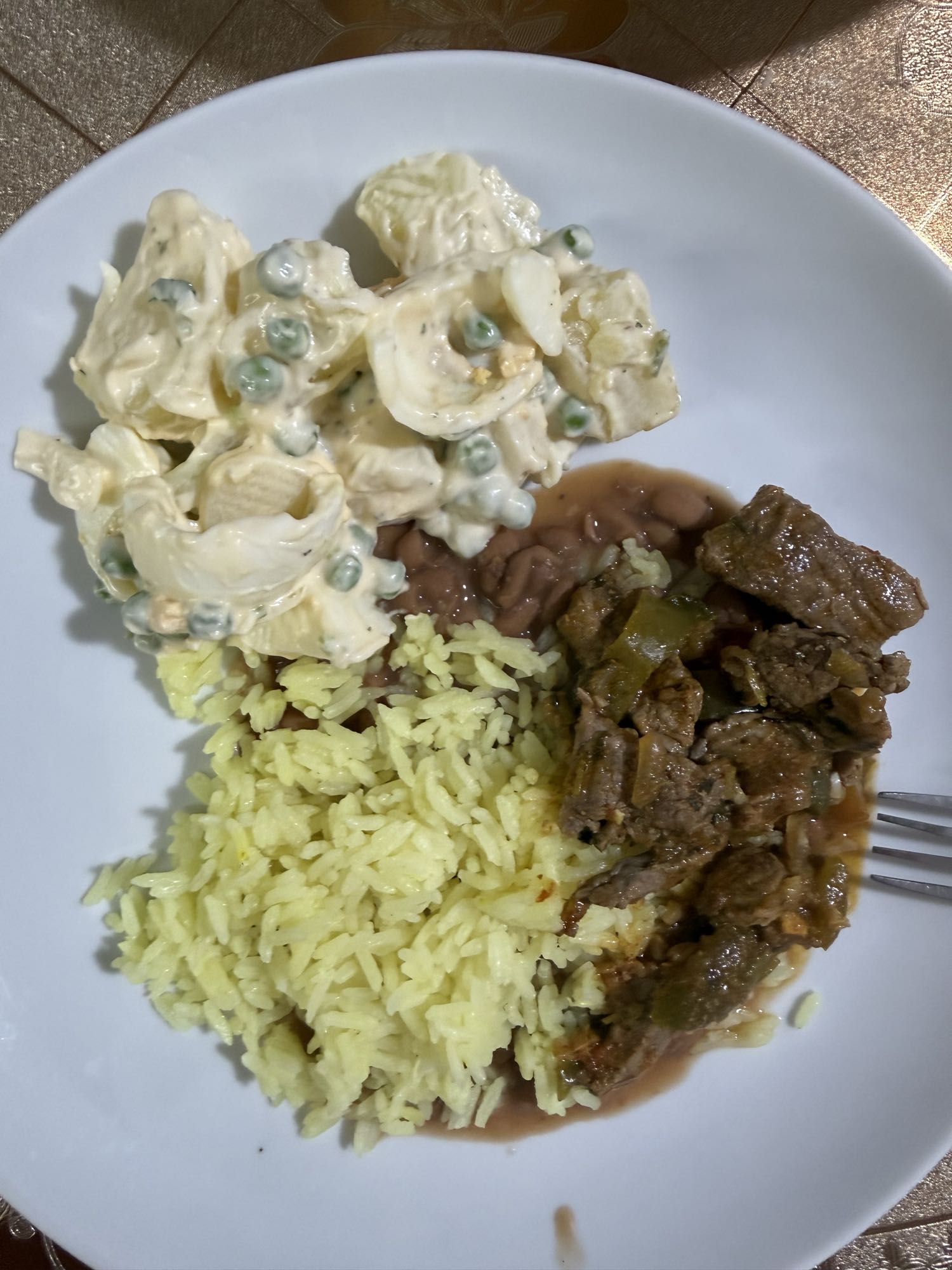 Arroz, carne e maionese
