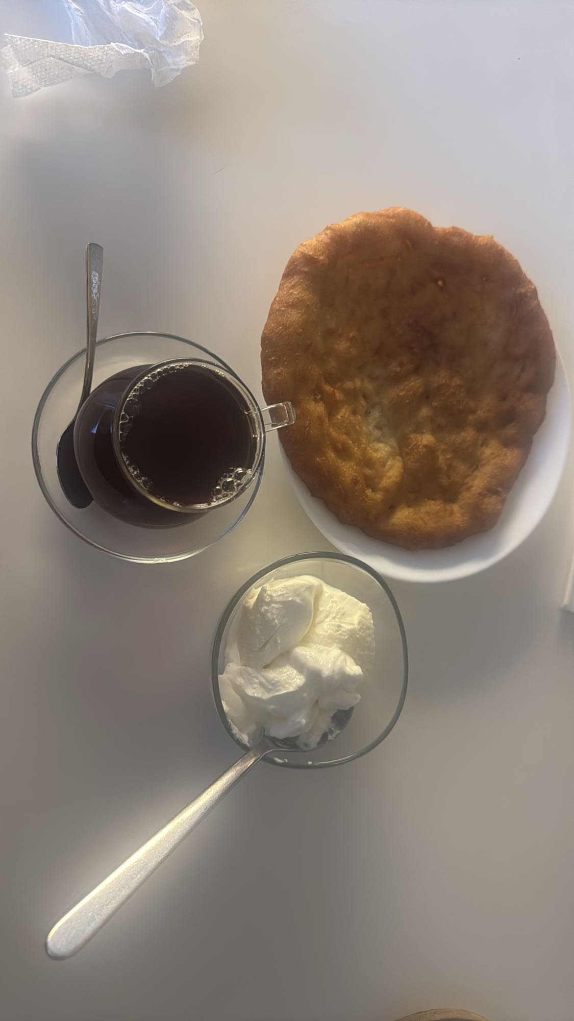Stekt bröd med yoghurt