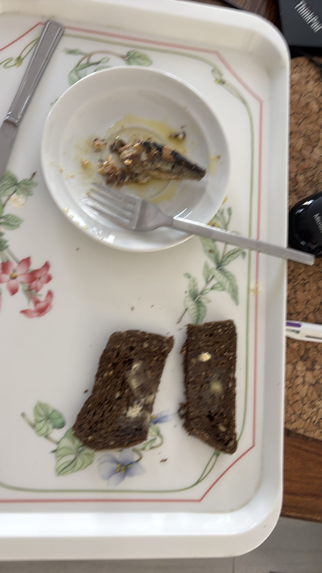 Une sardine et pain noir