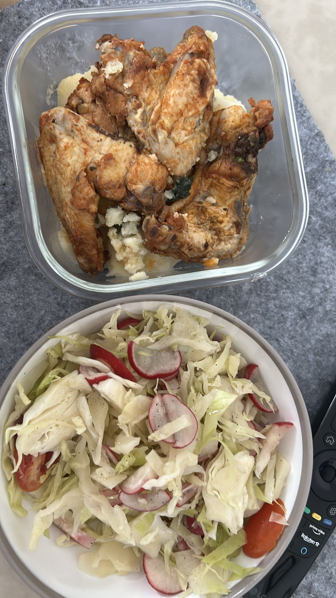 pollo con puré y ensalada