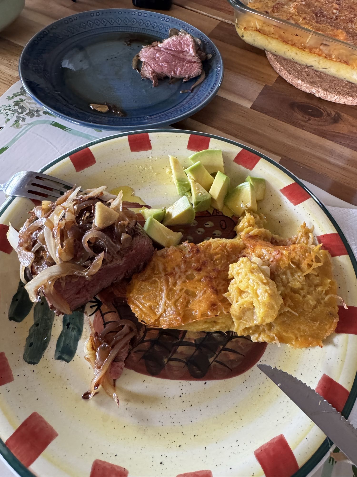 bistec con gratinado
