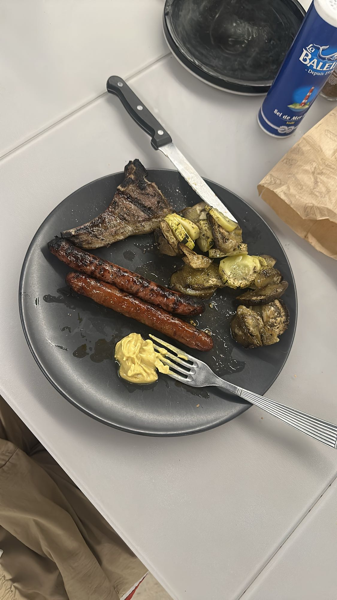 Côte et saucisses grillées