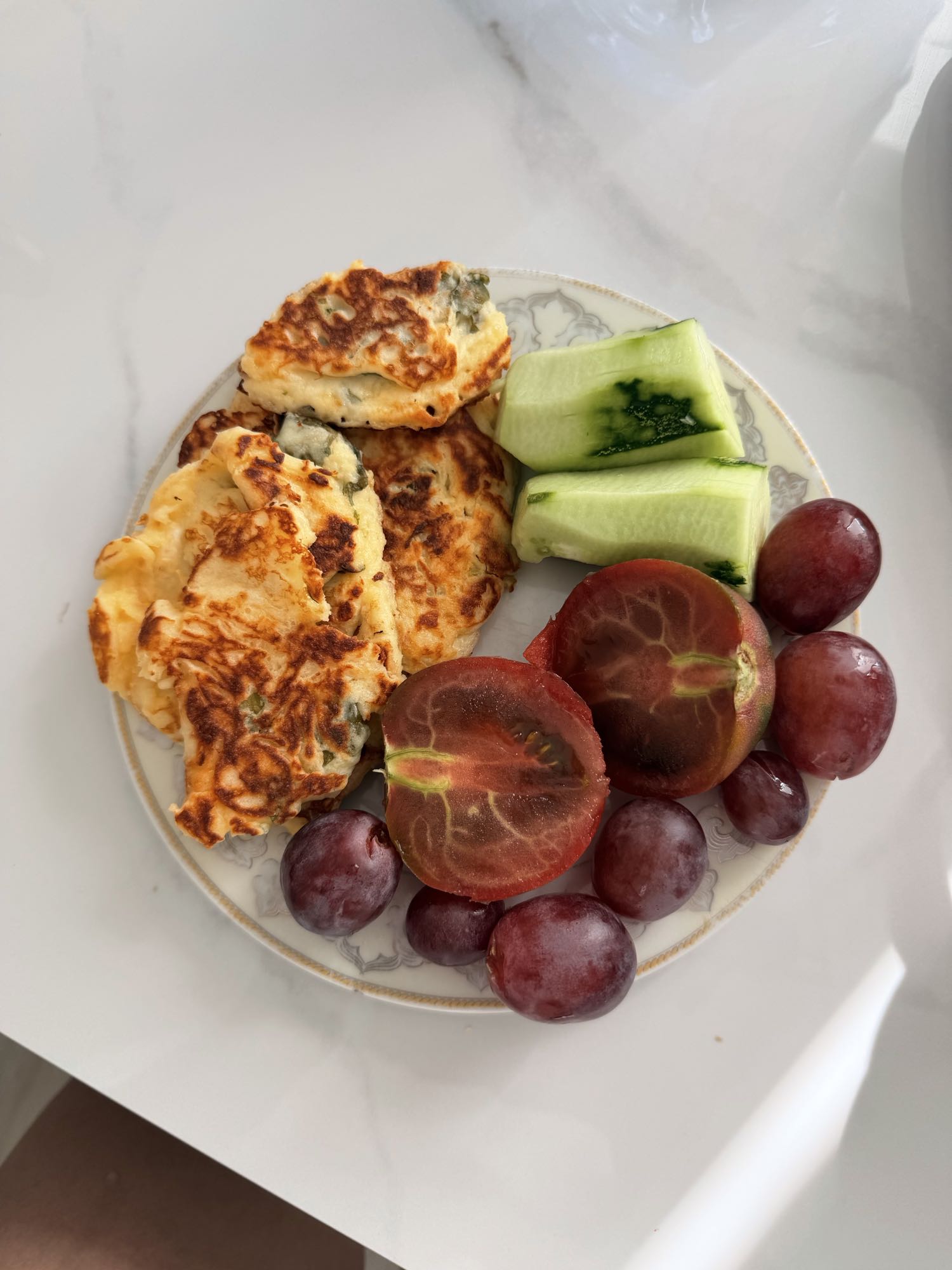 Сырные лепешки с овощами и виноградом