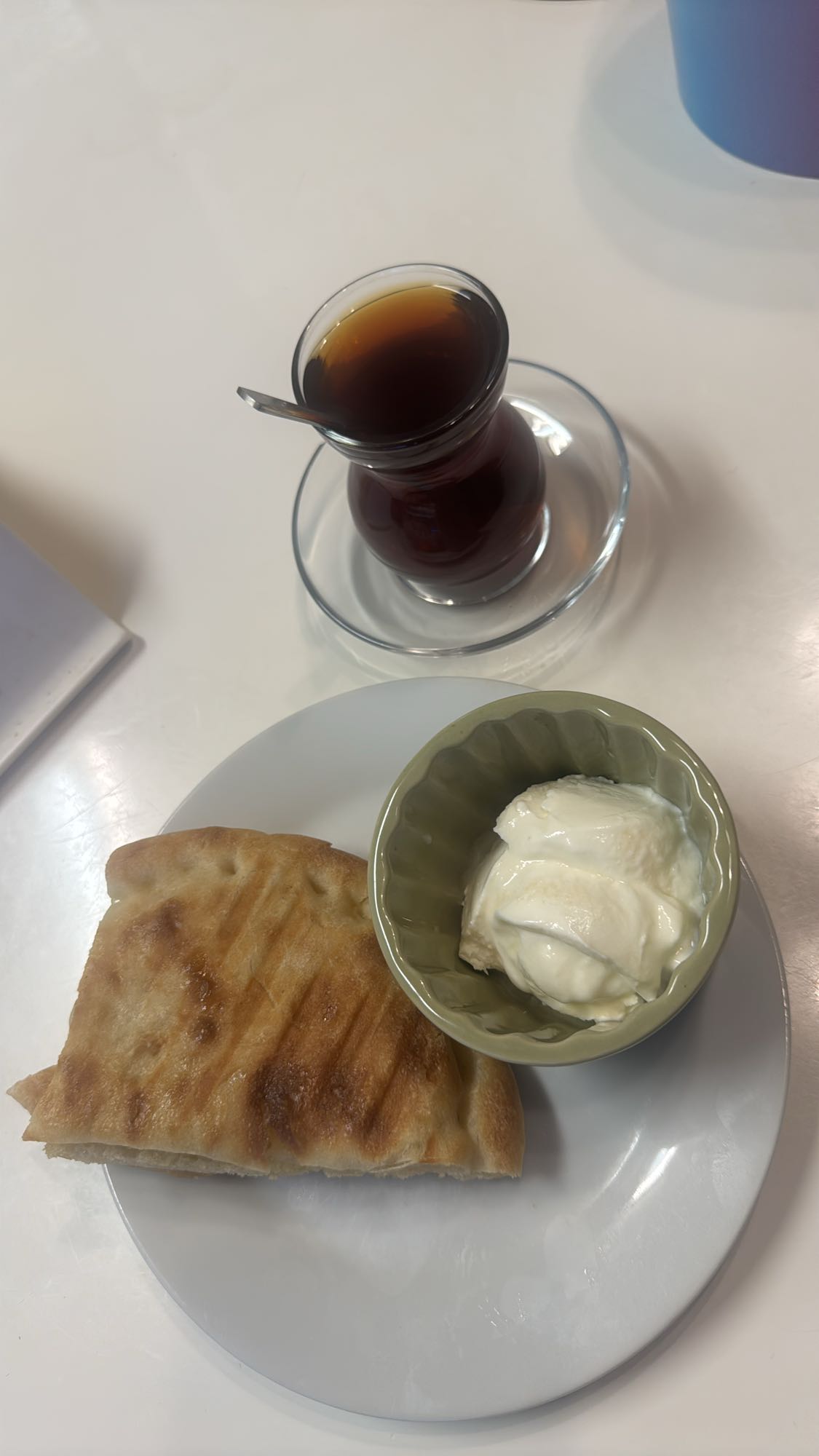 Bröd med yoghurt och te