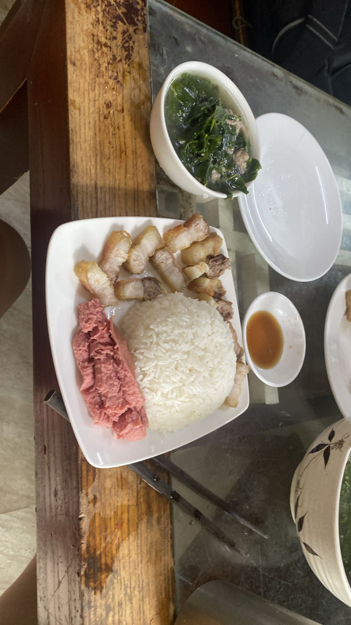 Cơm thịt heo và canh rau