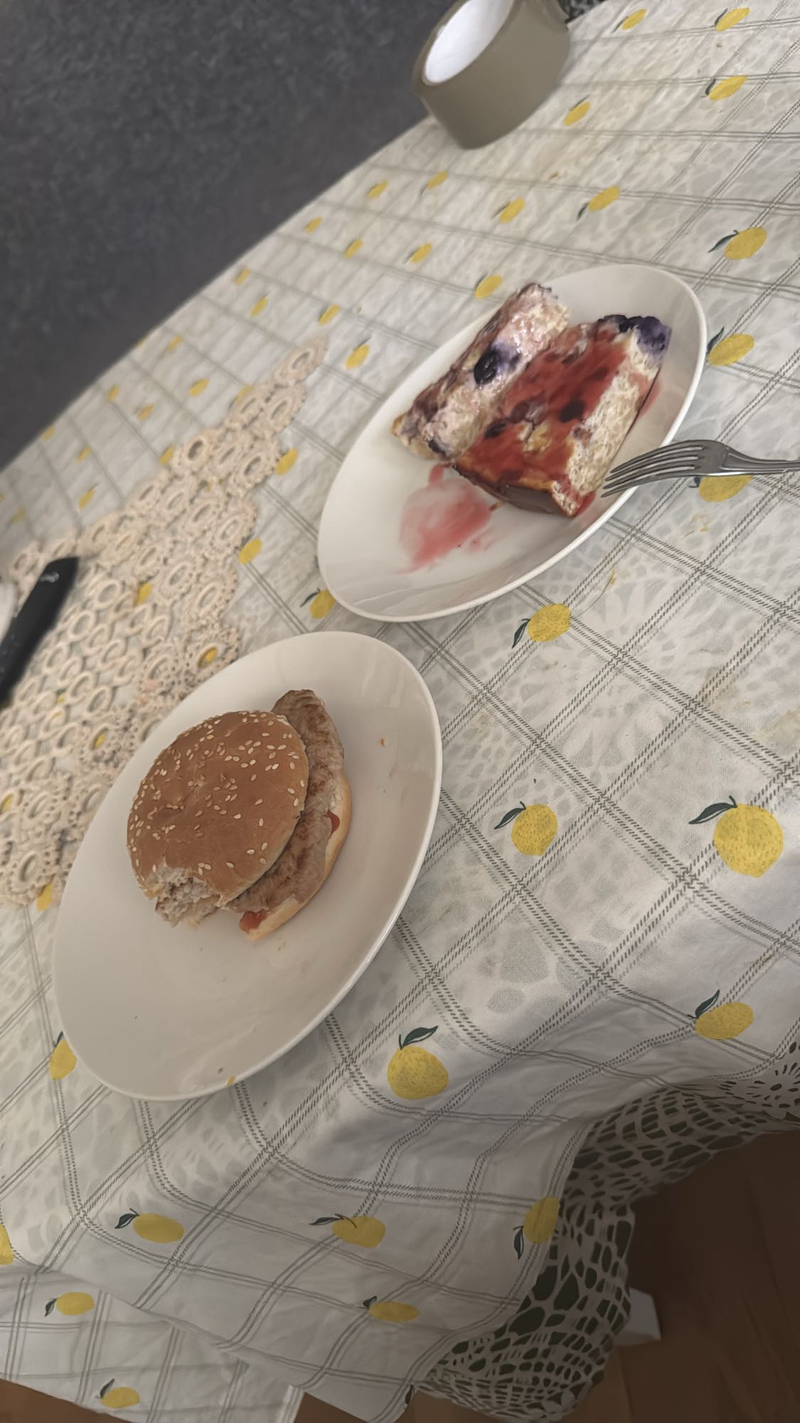 Hamburgare och bakelse