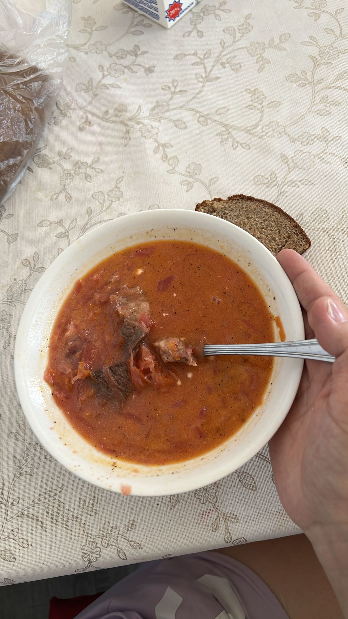 Борщ с мясом и хлебом
