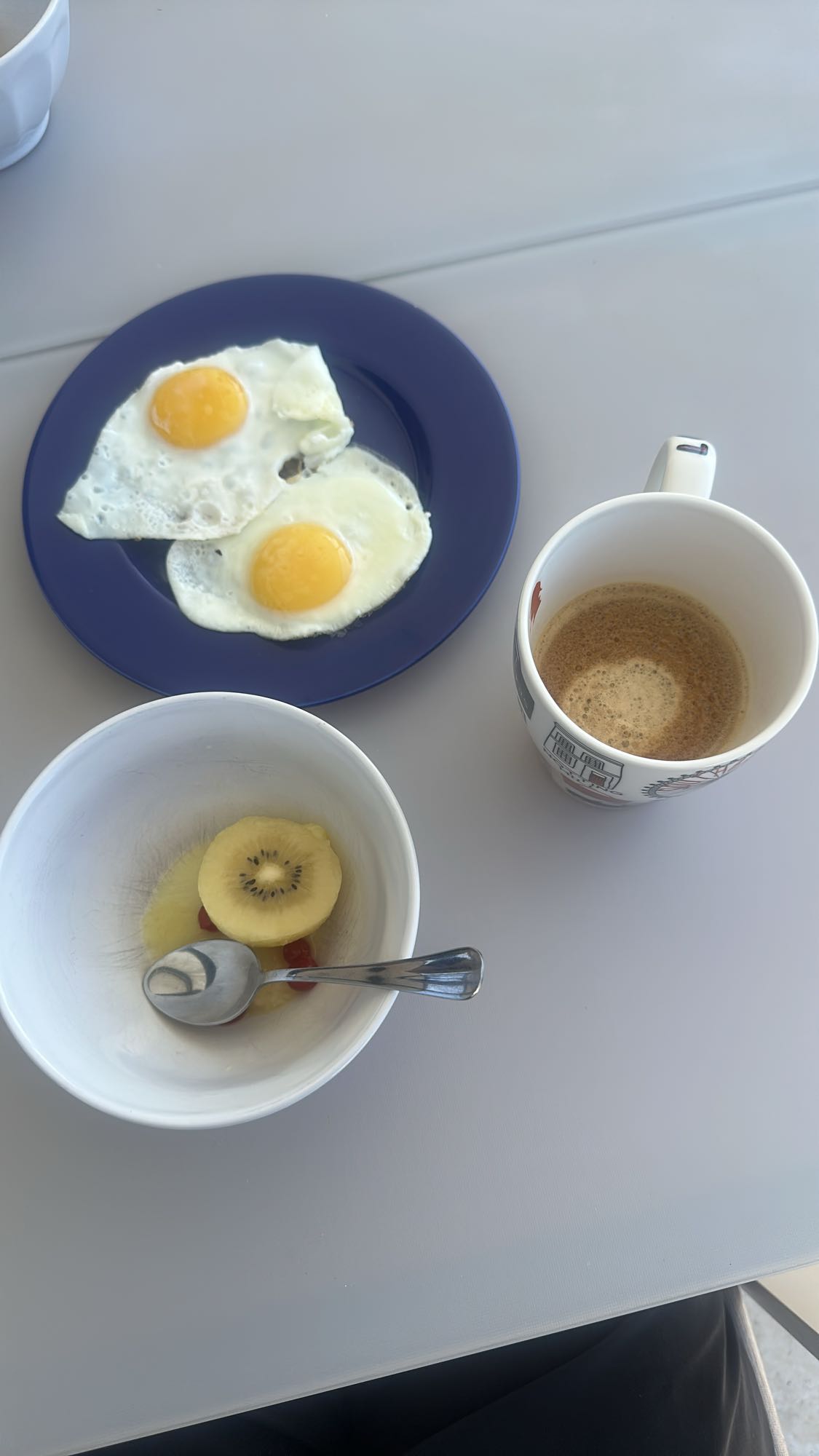 Oeufs au plat et kiwi