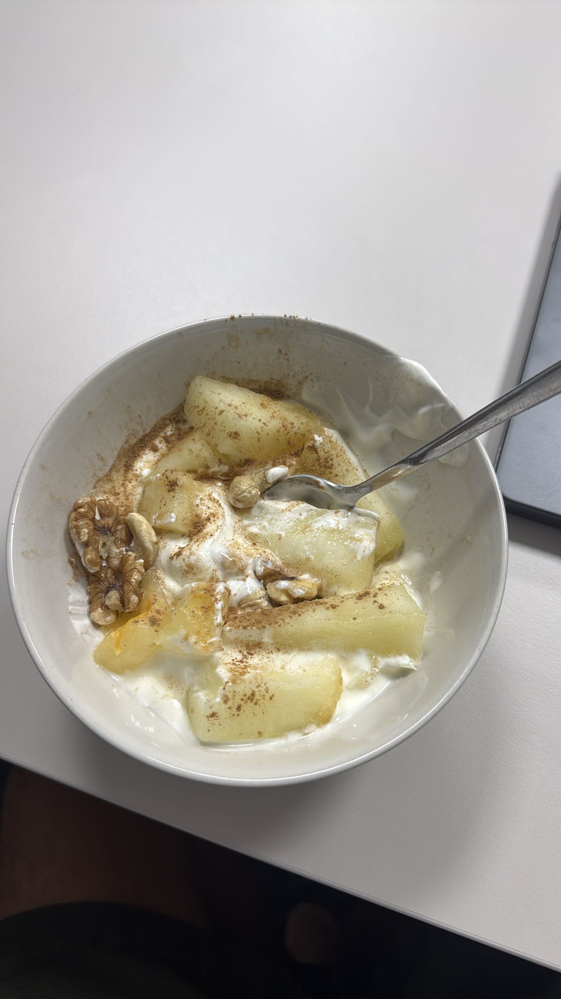 Yogur con piña y nueces