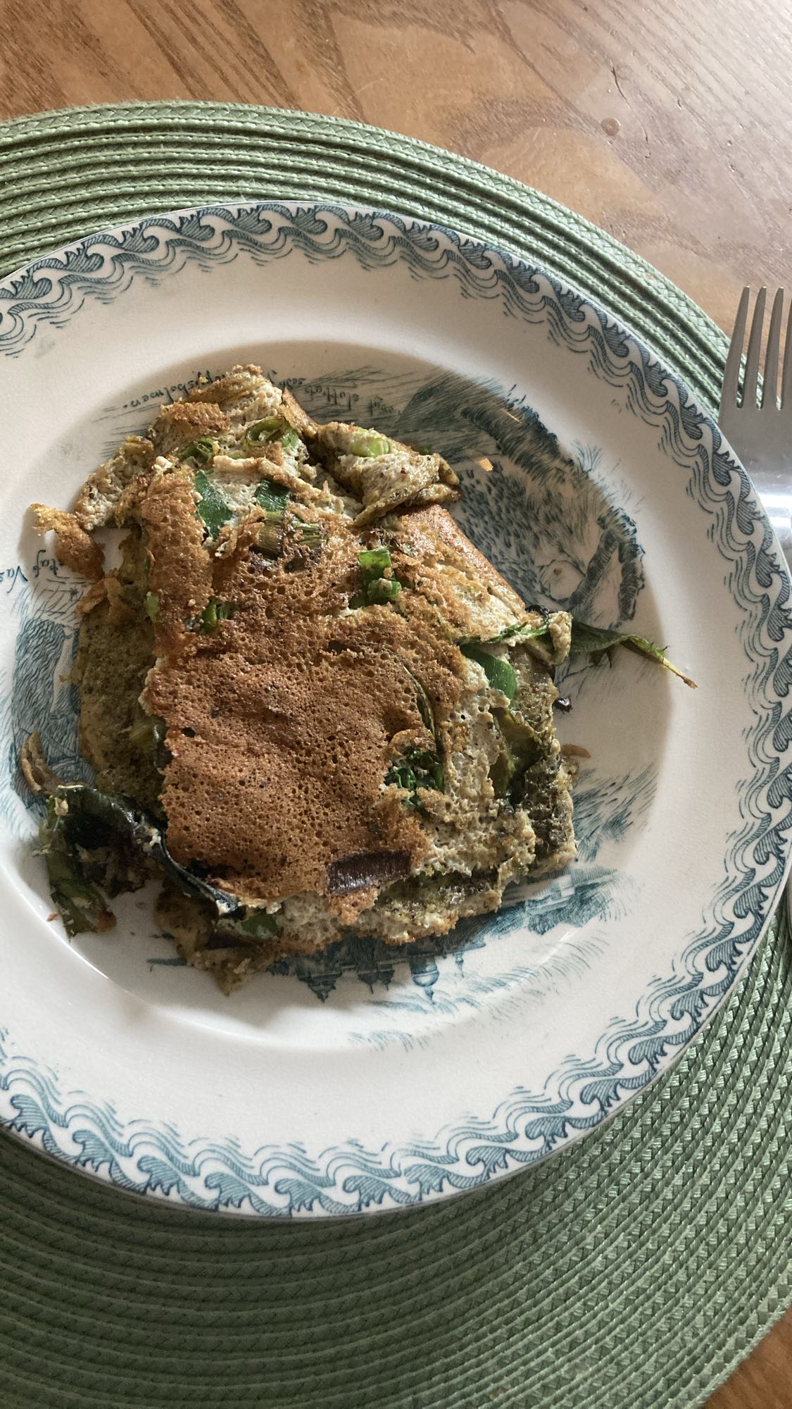 Omelett med pesto och sallad