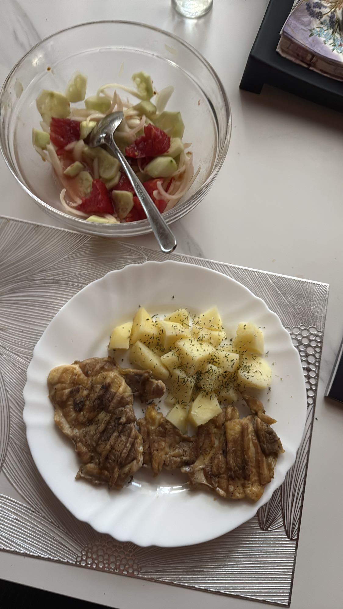 Pulpă de pui dezosată cu cartofi și salată