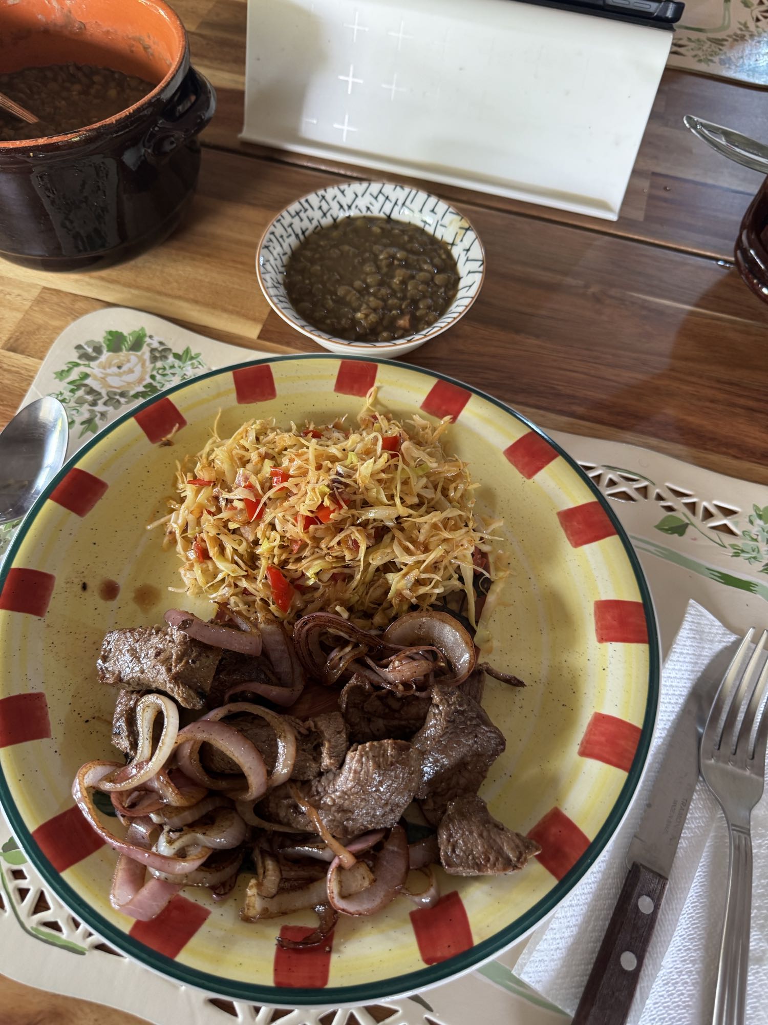 carne con col y lentejas