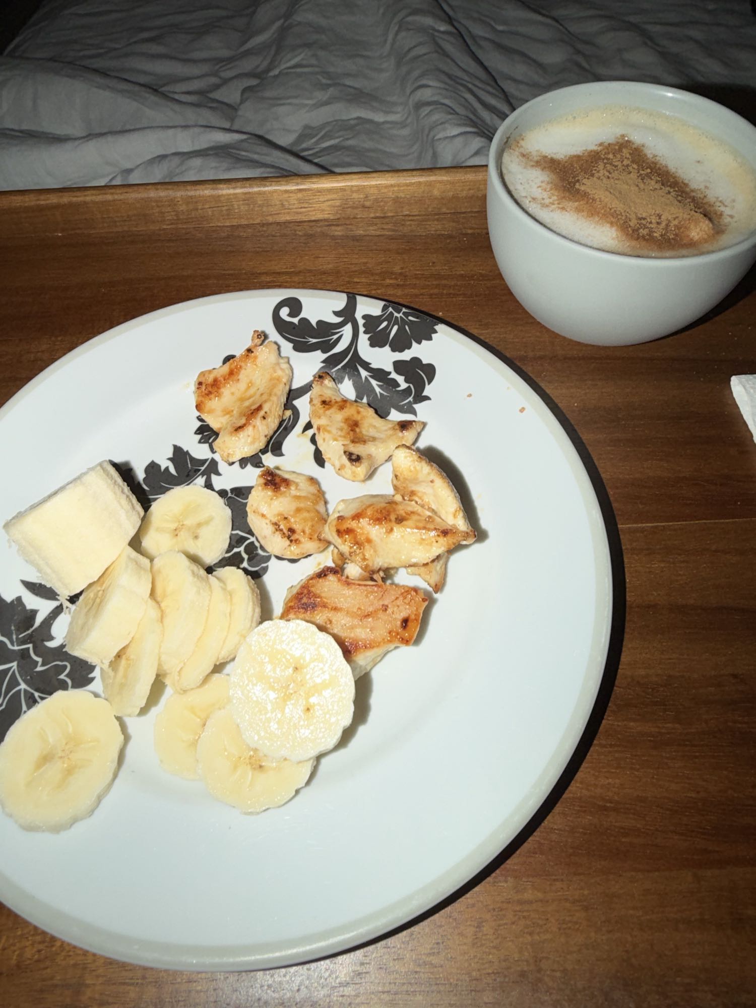 pollo con banana y café