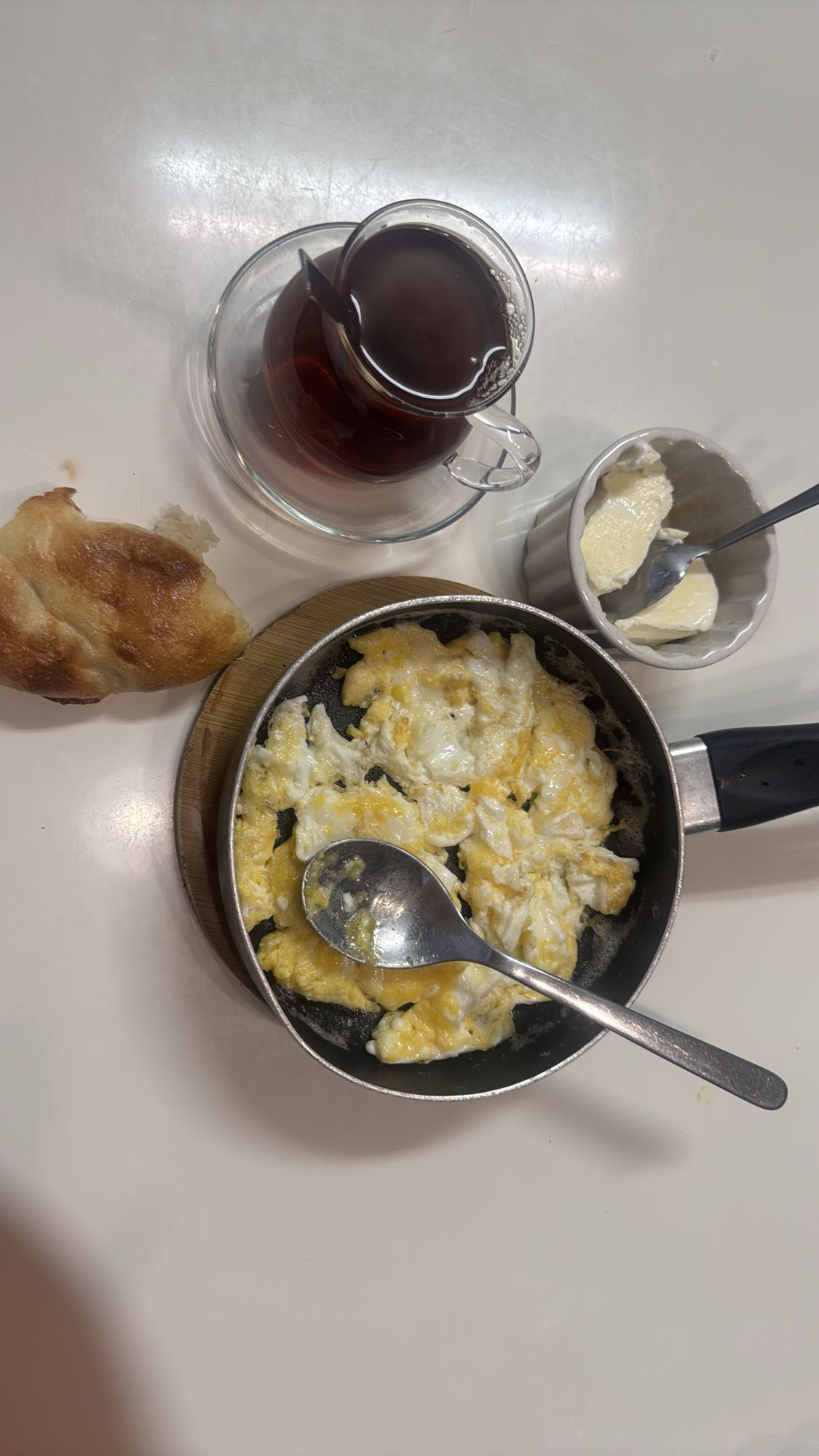 Äggfrukost med te