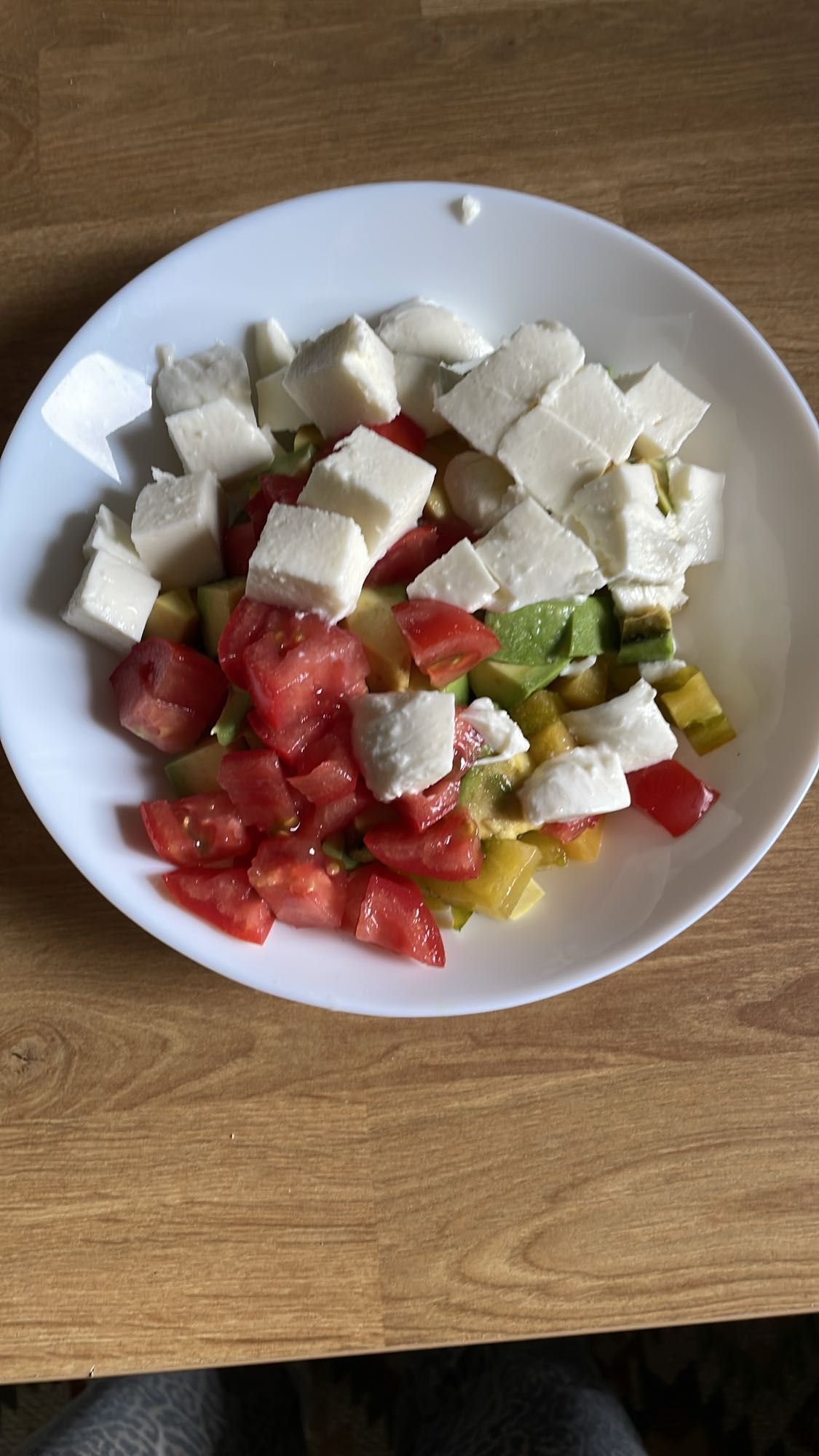 Sałatka z pomidorami, awokado i mozzarellą