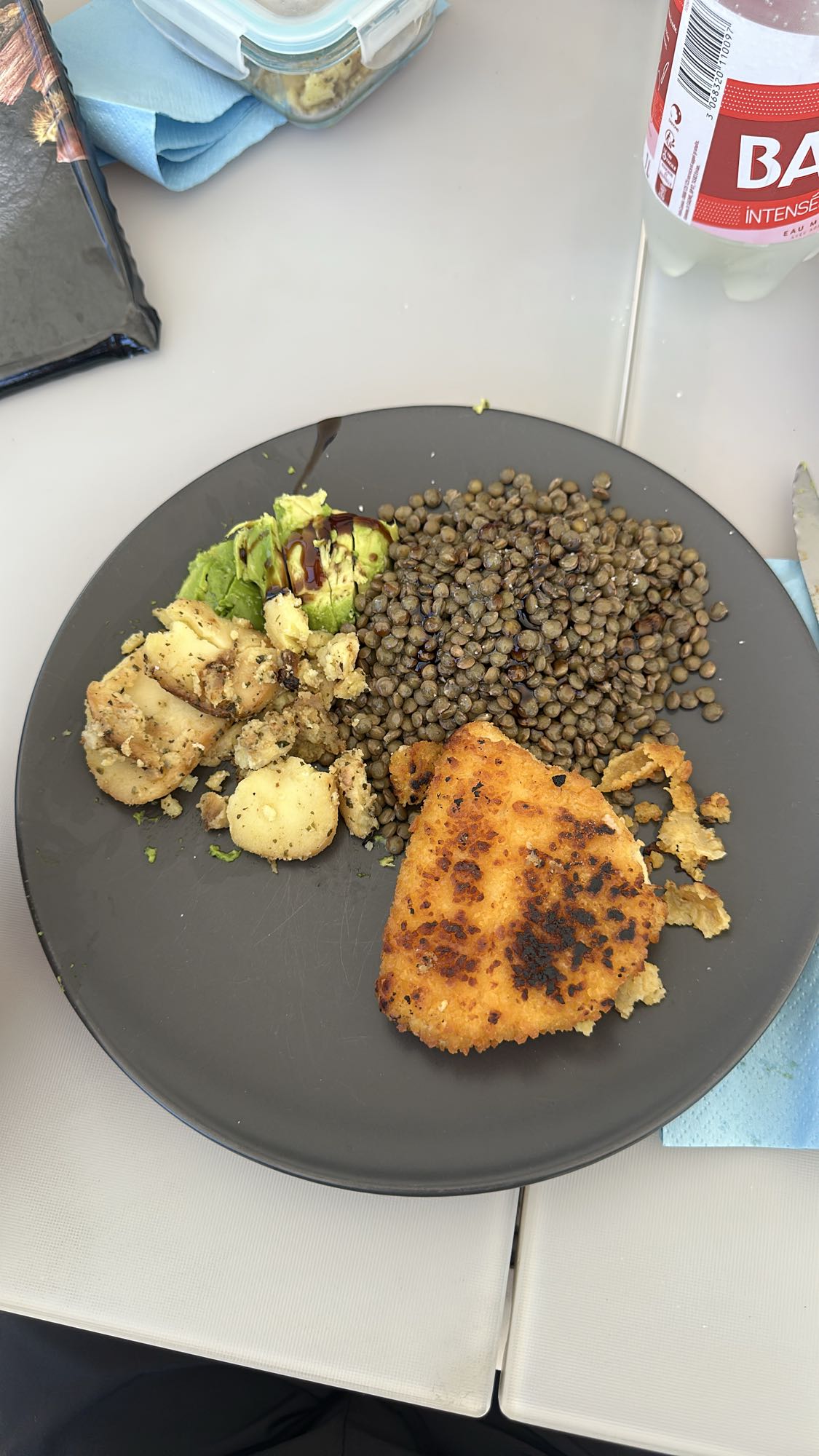 Quart d’avocat avec patates, lentilles et cordon bleu
