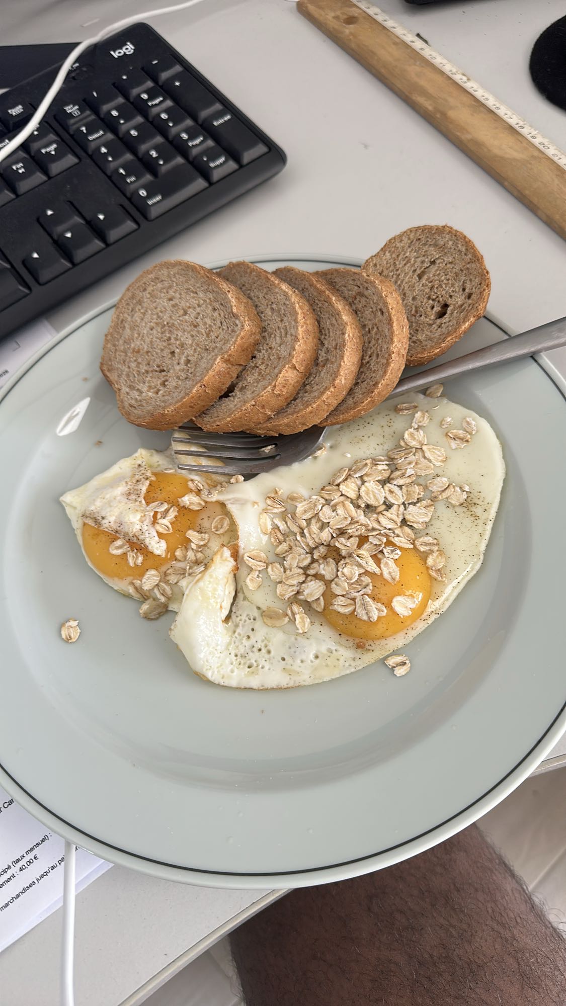 Oeufs au plat et pain