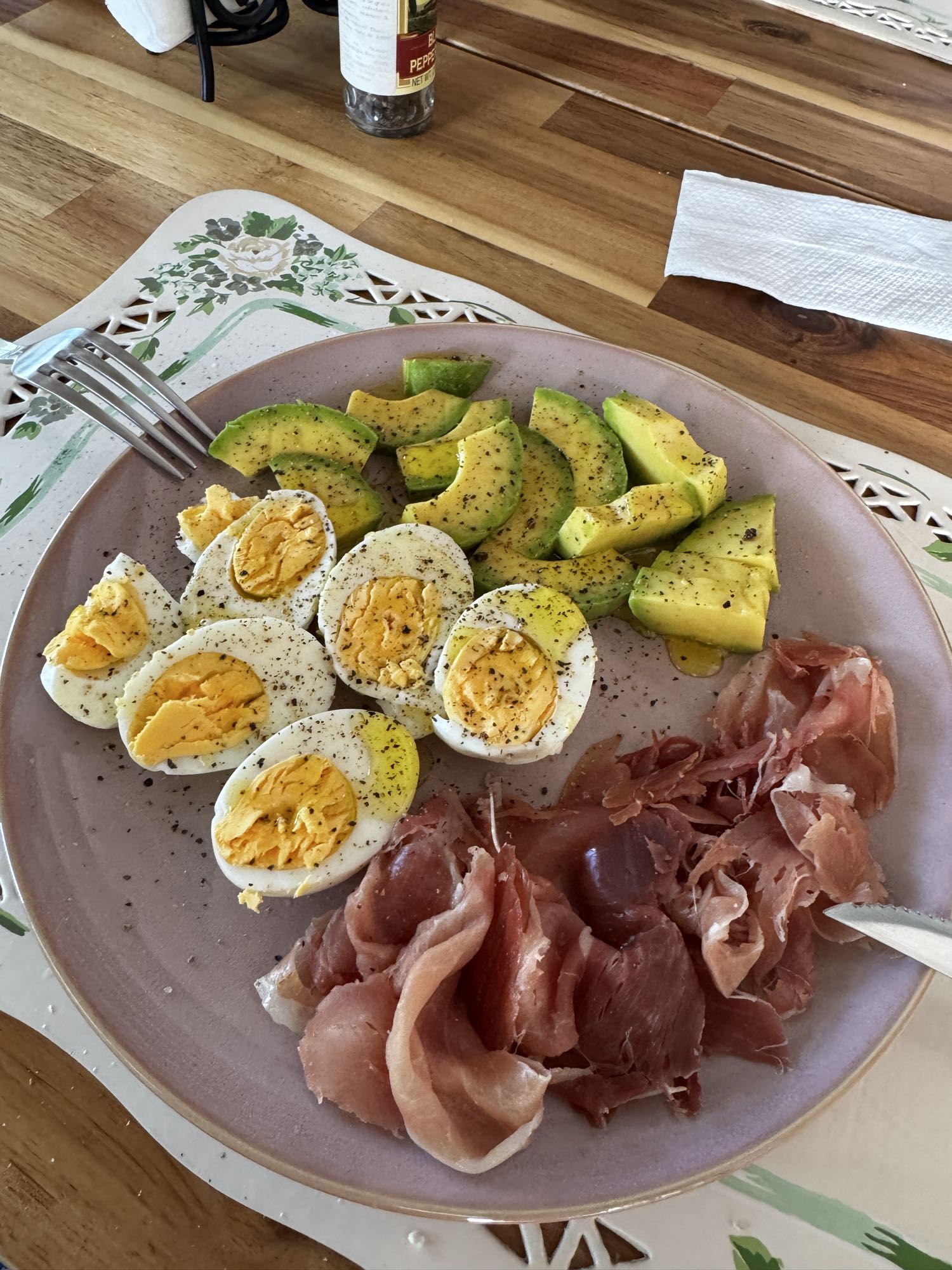 huevos con aguacate y jamón