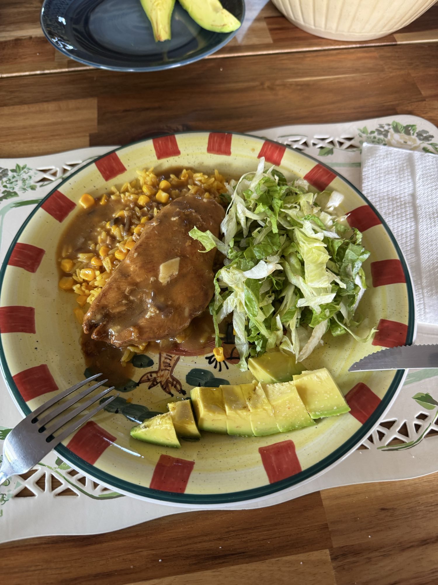 pollo con arroz y aguacate