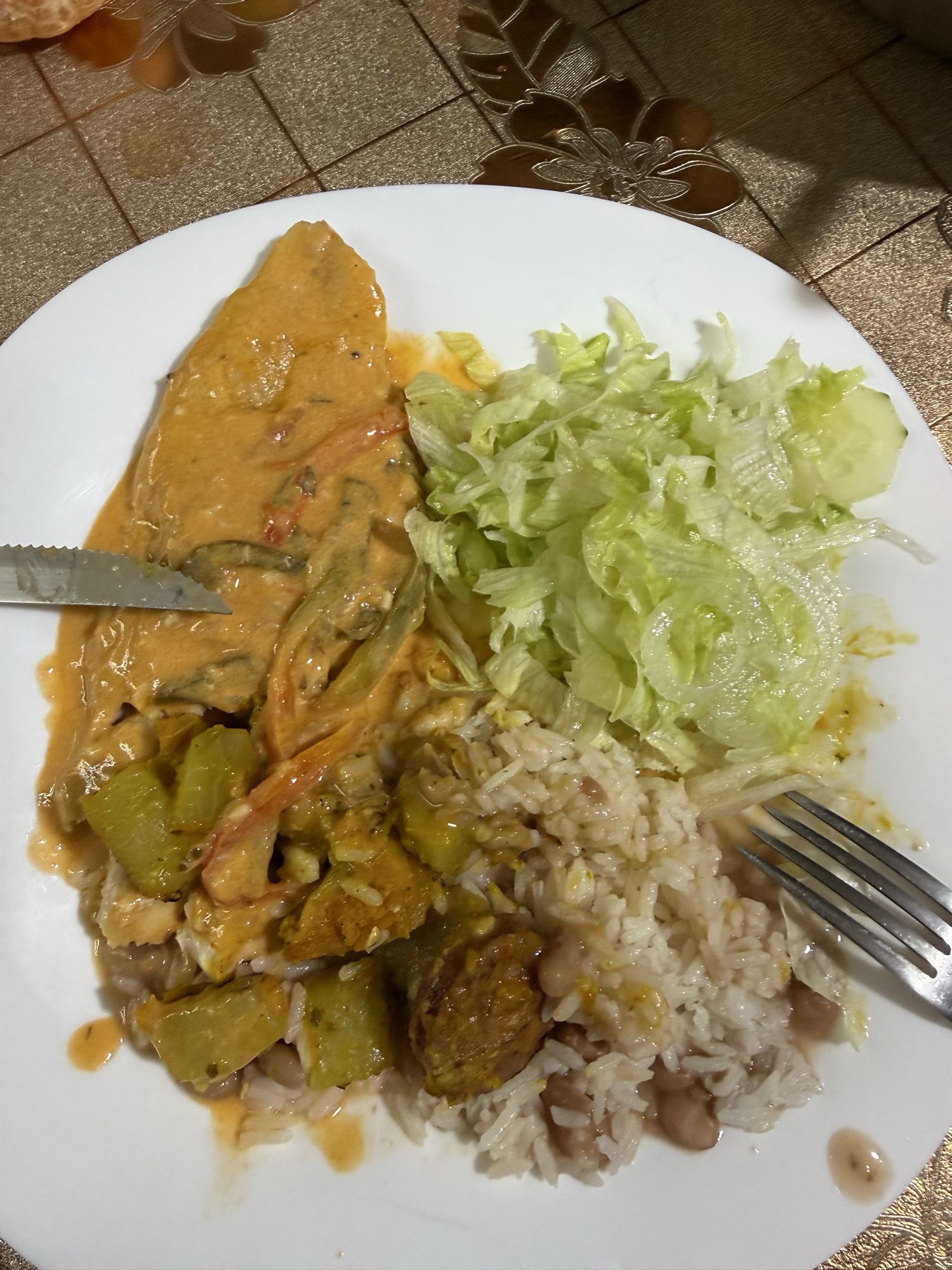 Salmão com arroz e salada