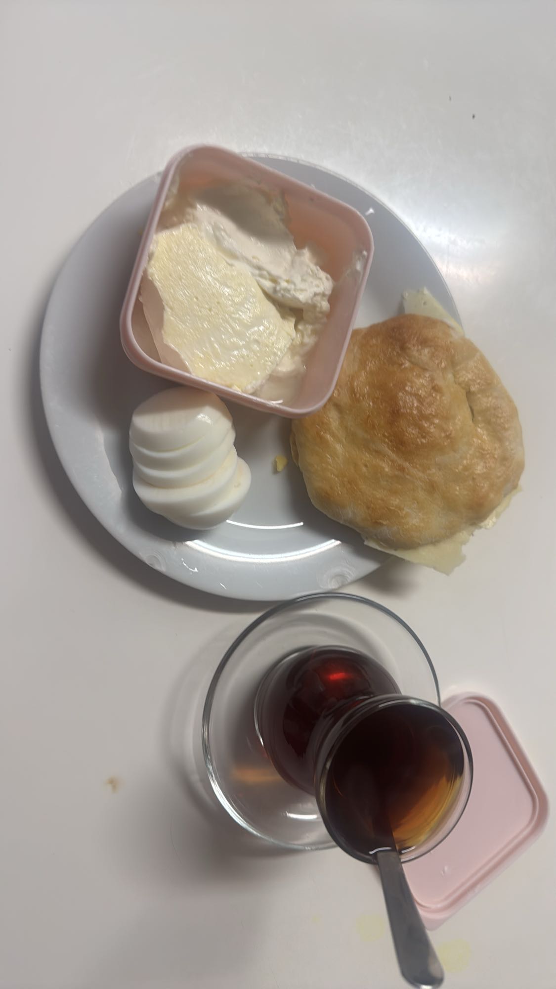 Smörgås med ägg och te