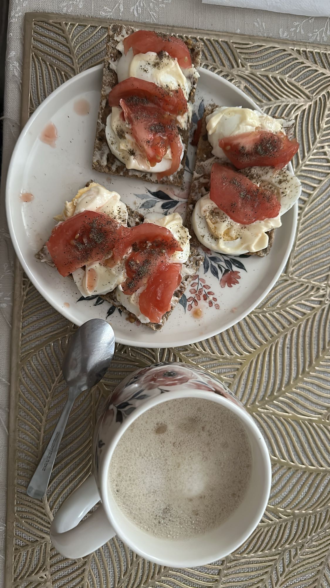 Wafle z jajkiem i pomidorem