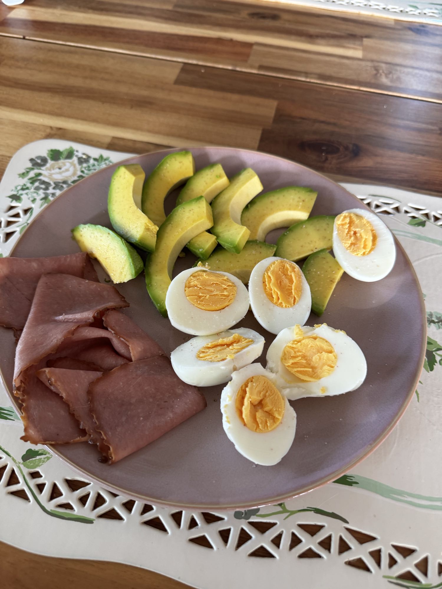 aguacate con huevo y jamón