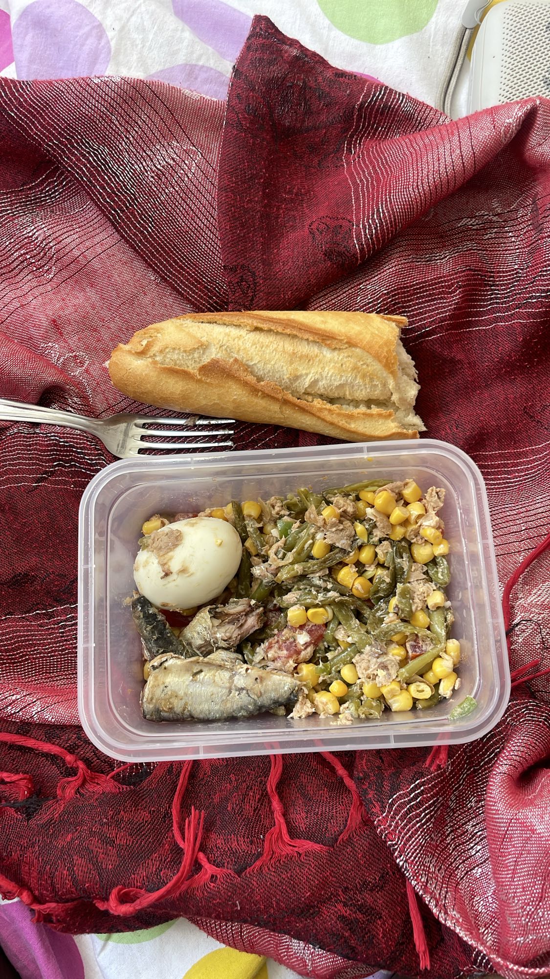 Pain, œuf et sardine
