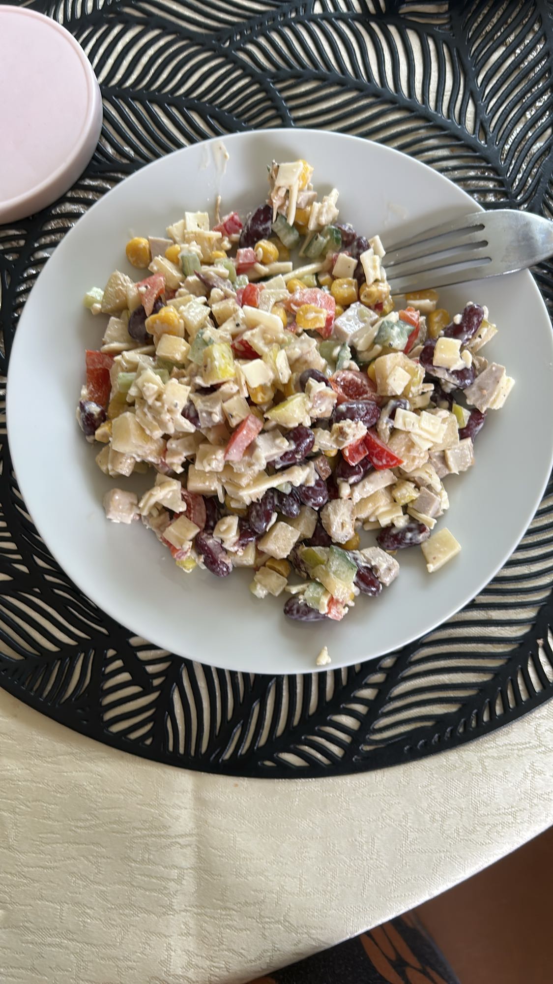 Салат с фасолью и сыром