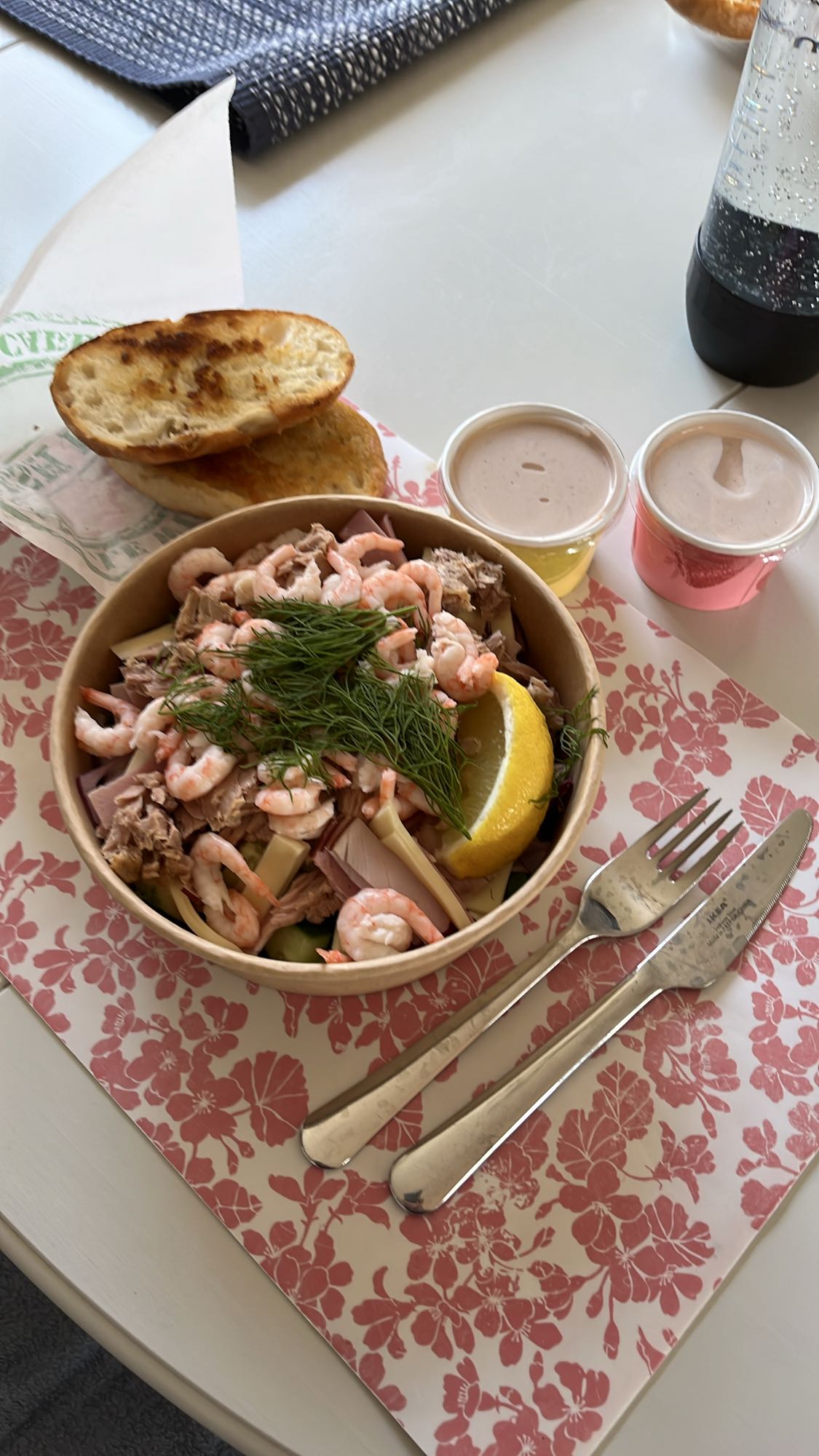 Räksallad med bröd