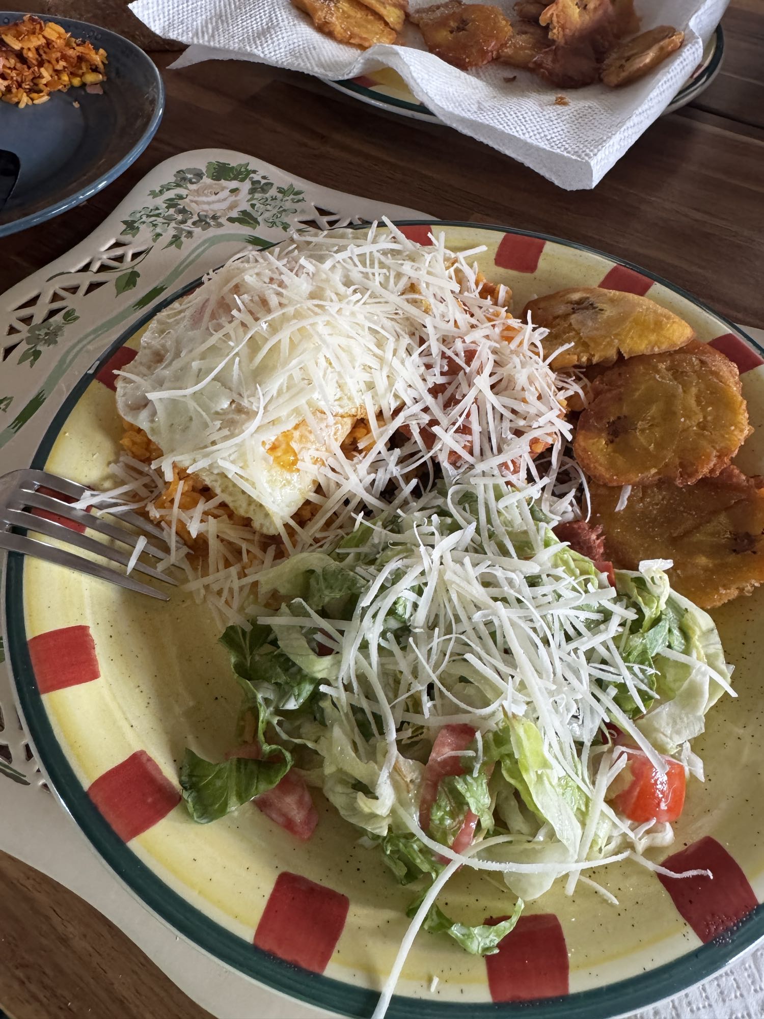 Arroz con huevo y tajadas