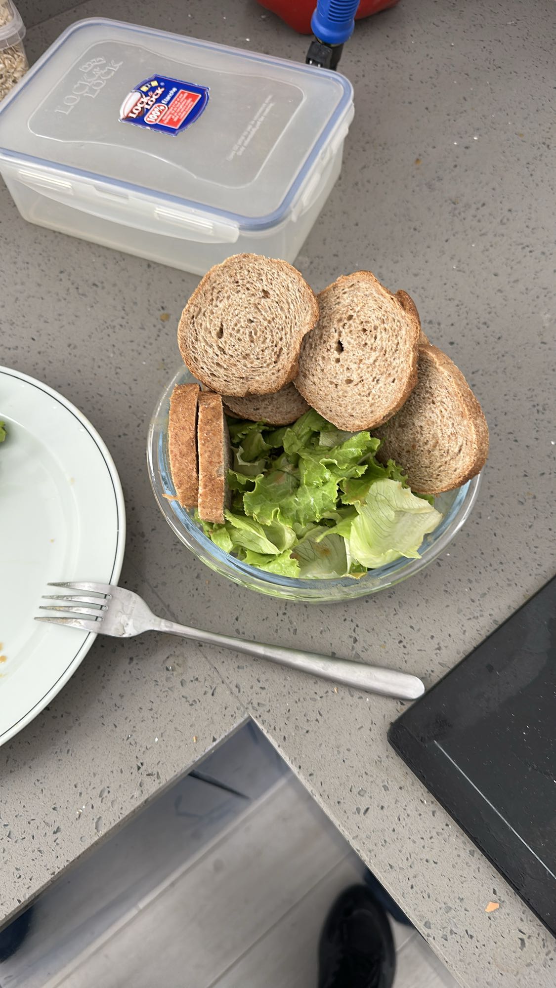 Salade et pain complet