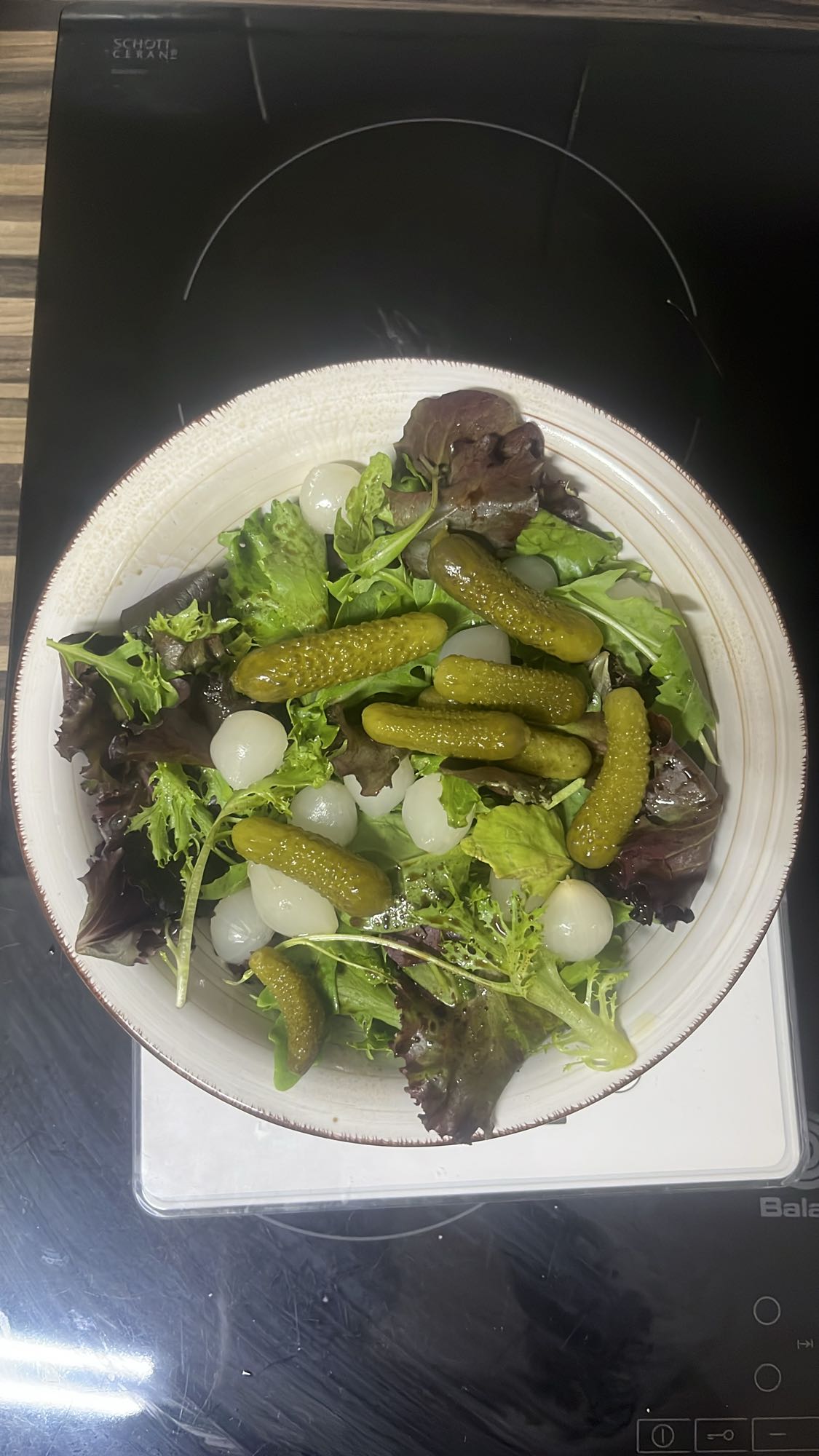 ensalada con pepinillos